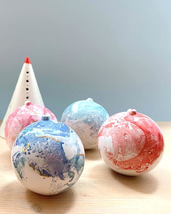 Boule en céramique effet marbre rouge – Image 2